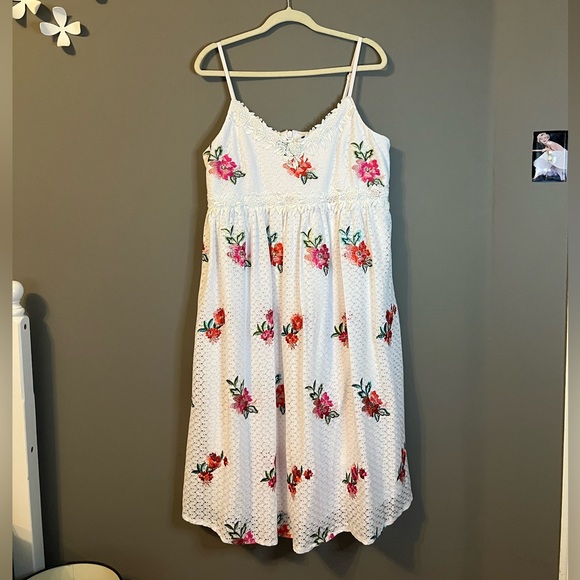 Maternity Dress w Floral Details & Lace Appliqué - Picture 2 of 4